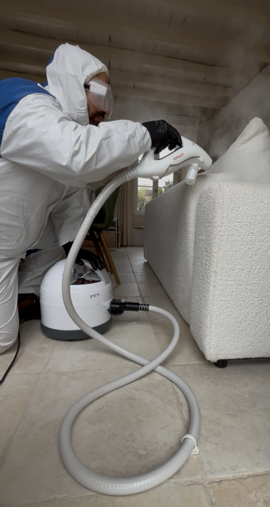 Technicien HDN en traitement thermique vapeur dans un logement infesté de punaises de lit
